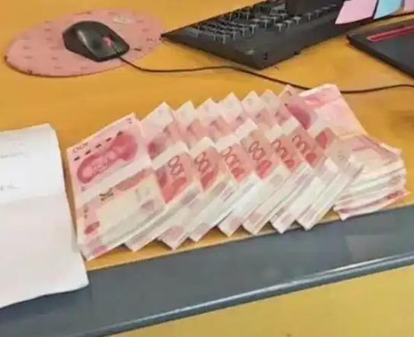 “拿着人民币，在银行不好使了。”广东广州，一男子拎着几万块现金去提前还车贷，本想