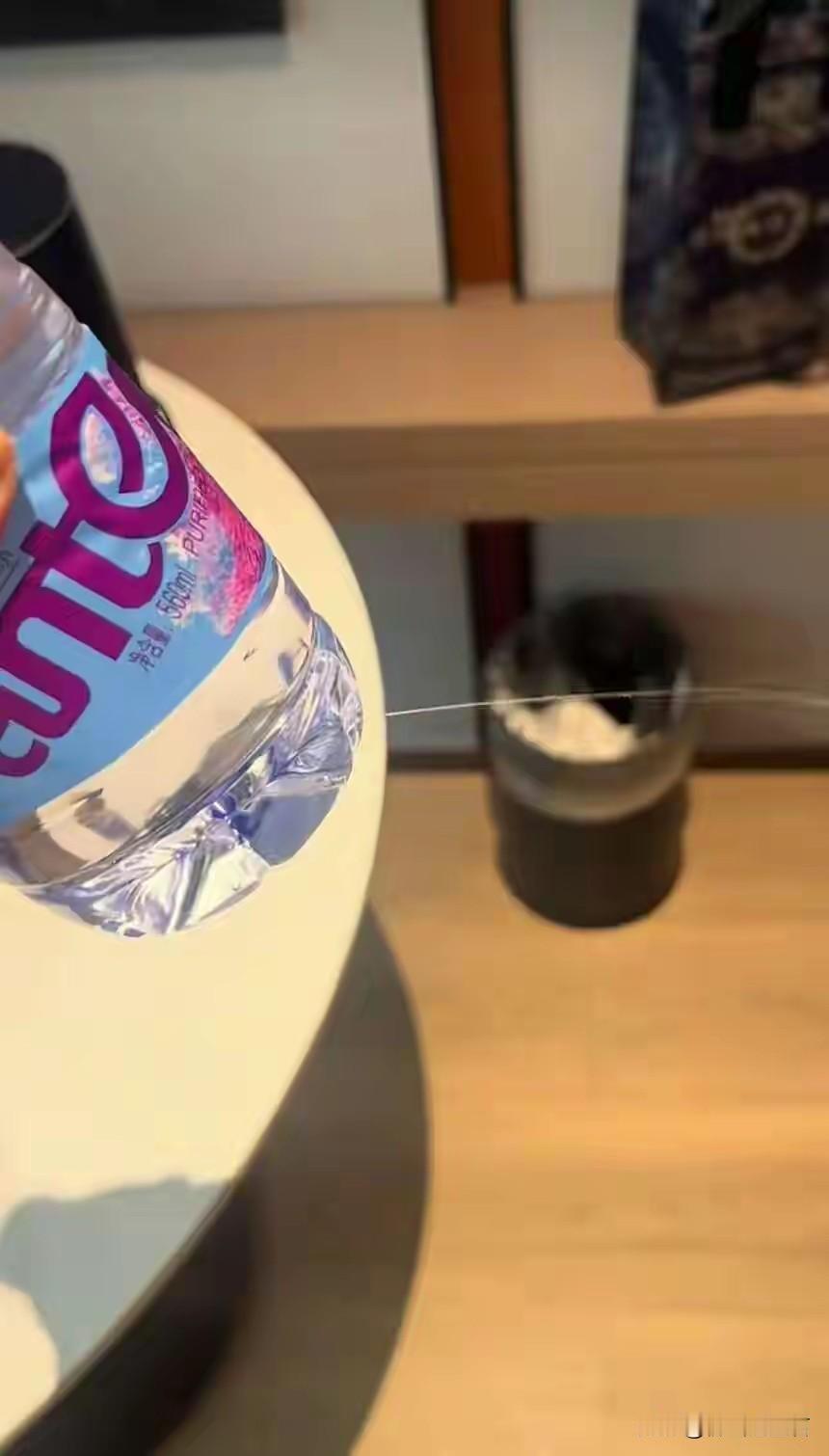 四川巴中这酒店瓶装水发现针孔的事儿，简直让人细思极恐！网友爆料出来后，大家都炸开