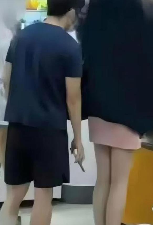 南京审计大学的一名男生偷拍猥亵事件，登上了热搜，也让他的前途几乎断送。
从视频画