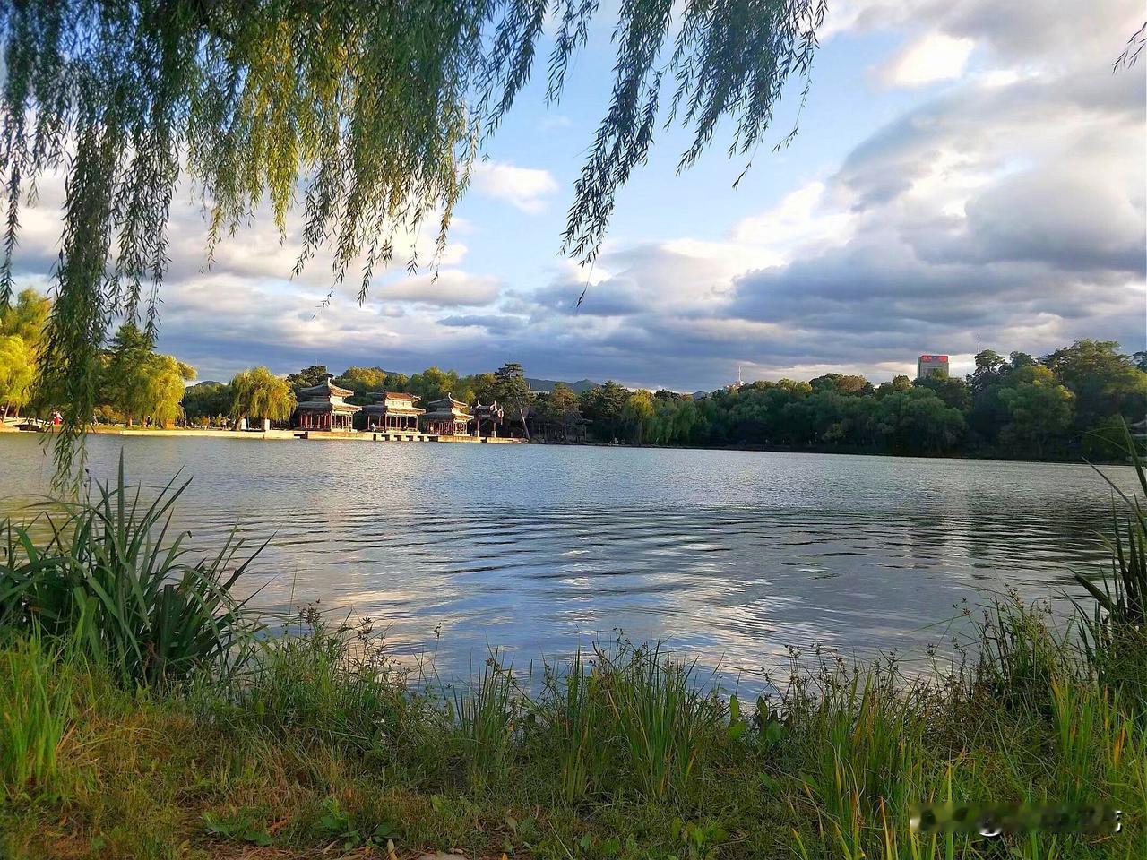 今天特特怒了啊，表示一些所有的朋友一直剥削小鹰！他还说不会点名是小日和小韩！这话