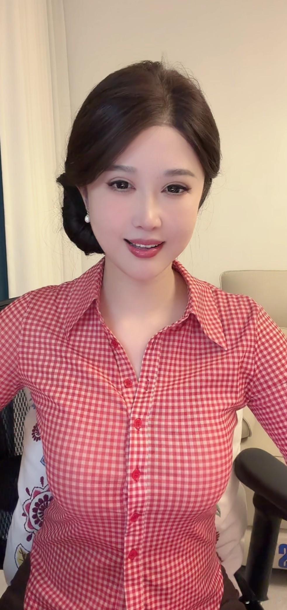 粉红格子更衬托出花容月貌什么年龄段的女人最有女人味?