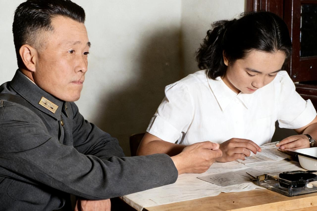 1944年，杜聿明将军在昆明献血时，一张罕见的留影，照片中的杜聿明表情严肃，一个