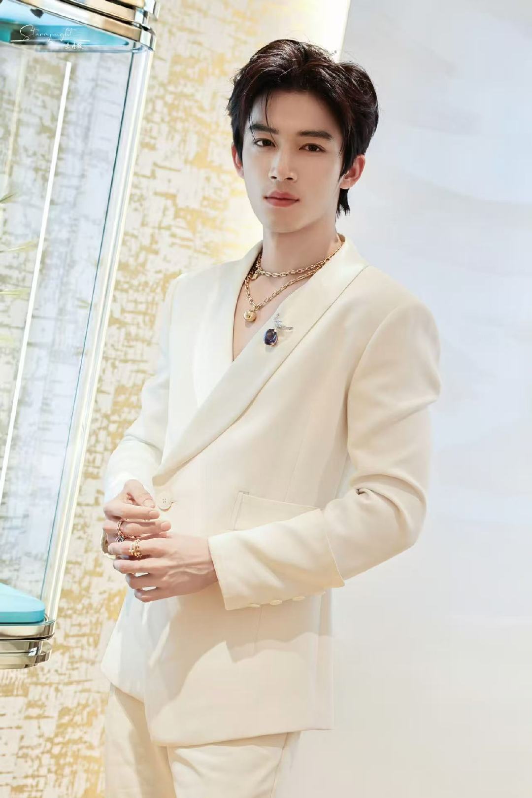 王星越这个视频的退出键在哪里终于吃上了王星越的细糠 白西装勾勒出挺拔身形，自带贵