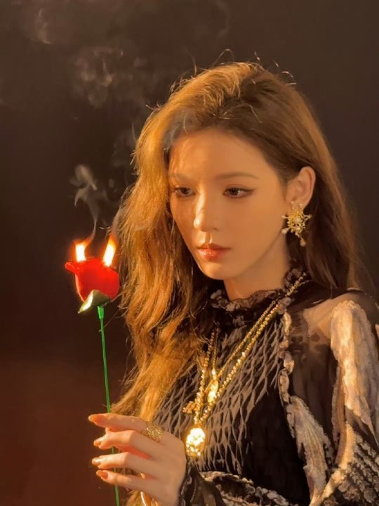 娱乐[超话]张予曦燃烧的玫瑰张予曦音乐节造型张予曦音乐节造型！特别美！！ ​​​