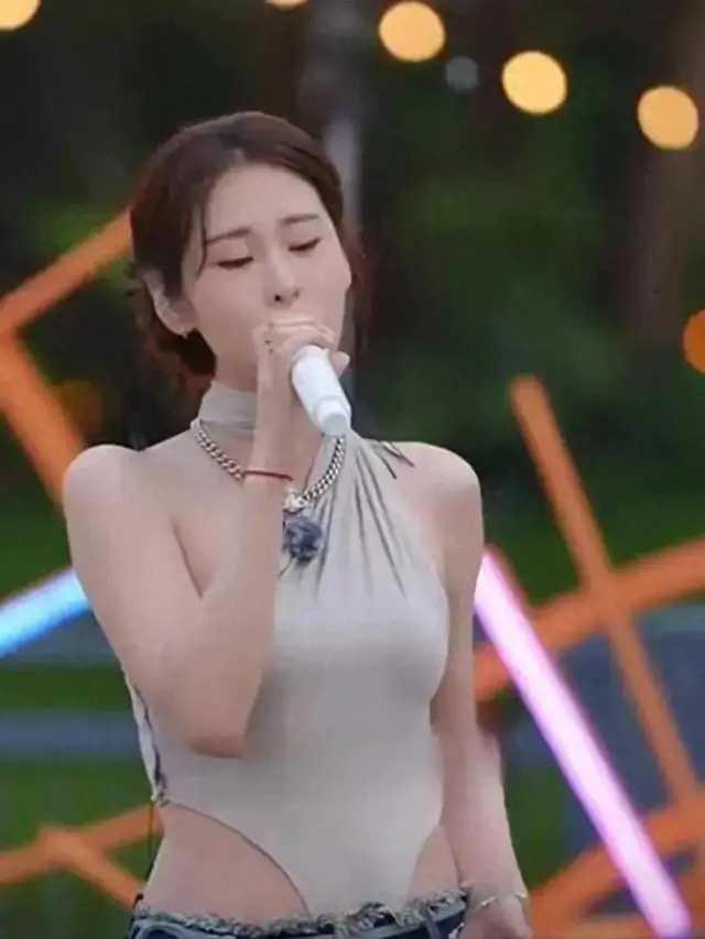 谁给张碧晨出的馊主意？这么有想象力衣服，太天马行空了！
 
家人们，咱就说张碧晨