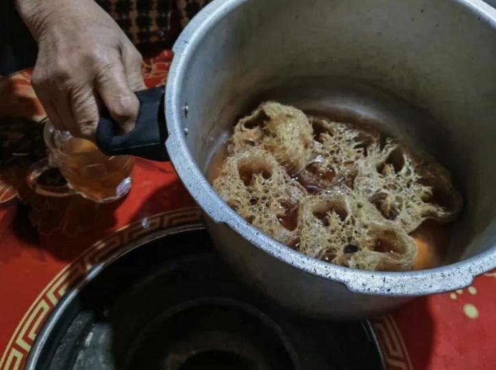 在不少偏远的农村地区，有很多老人年纪大了，浑身都是年轻时干农活落下的病根，腰疼、