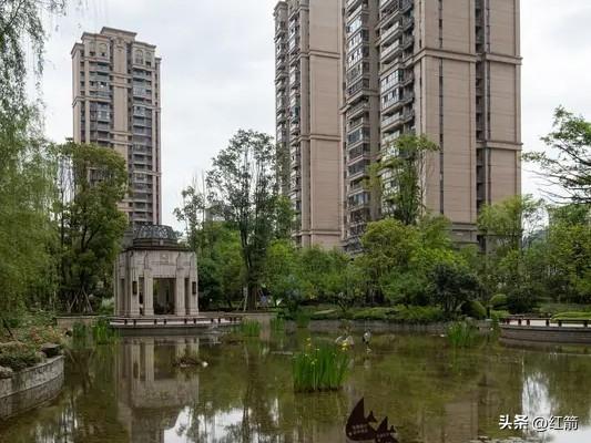高档小区和普通小区的区别在哪里? 高档小区和普通小区的区别，一个字，钱！
高档小