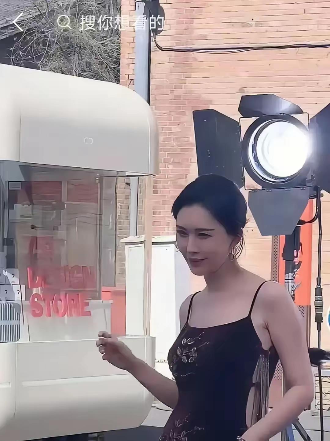 田朴珺昨晚低领黑裙直播卖松露酱，有个弹幕很不礼貌说卖肉。
最近网络声音对田朴珺不