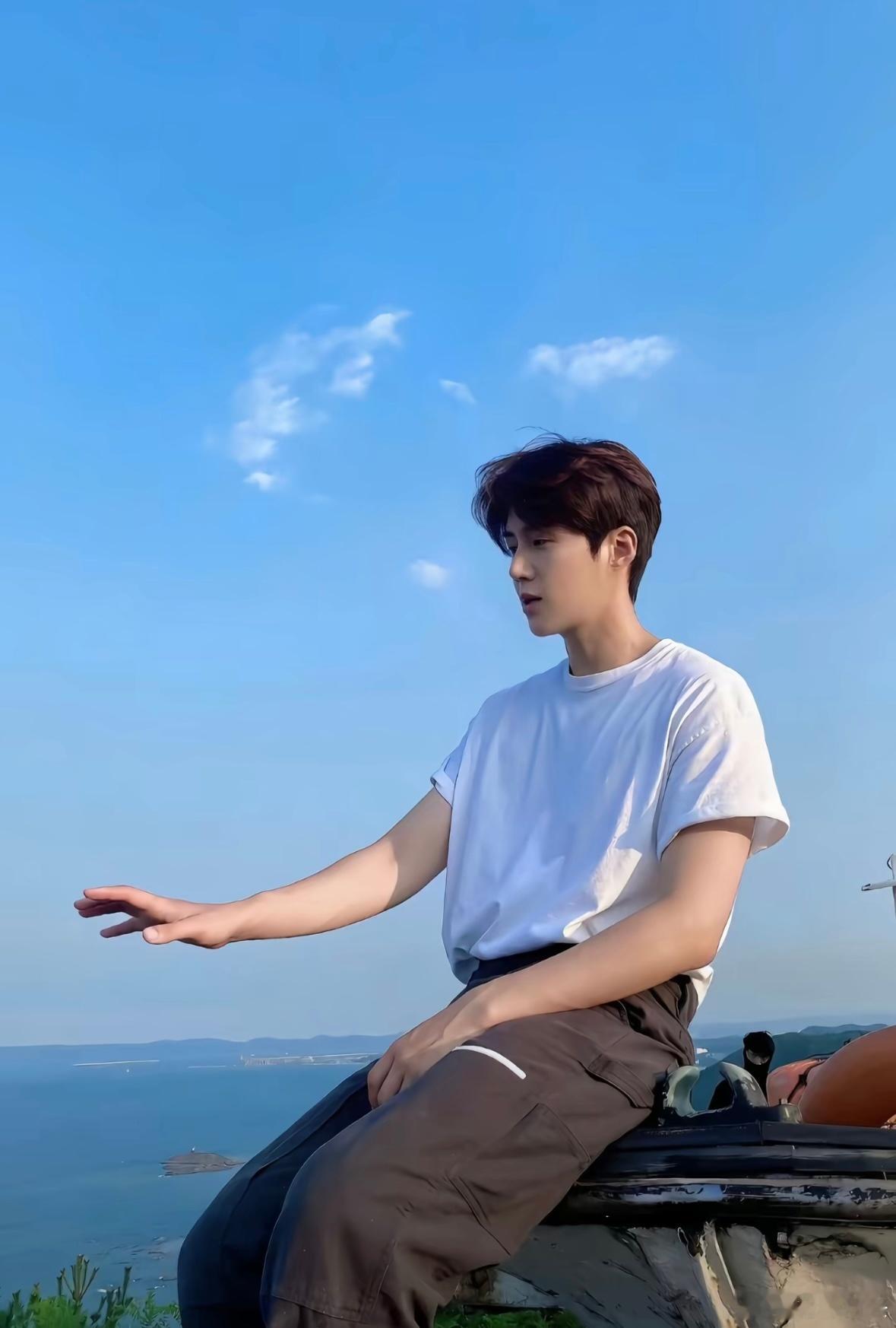 啊，前几天刚夸完他40减20很年轻帅气呢！30岁才出道很不容易！这个金宣虎怎么每