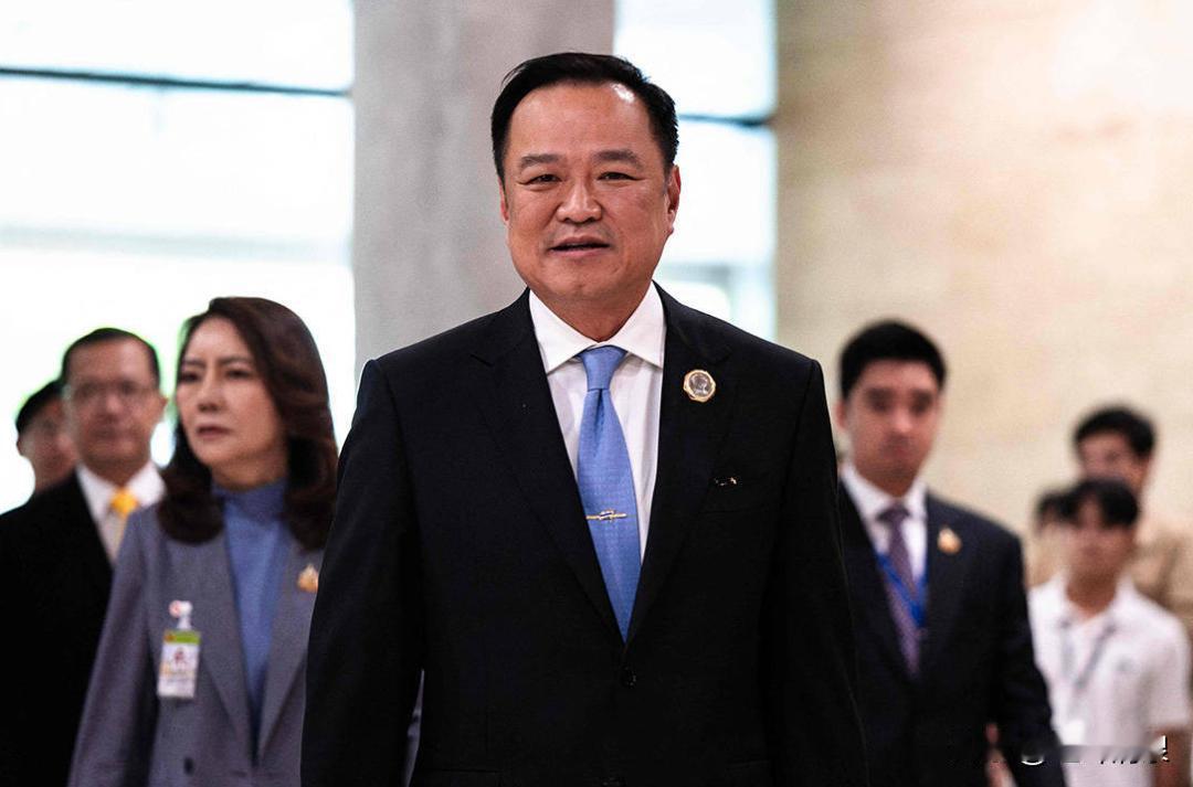 是不是有点搞笑，又有点可气！泰国与柬埔寨的边界冲突交火中，泰国缴获的柬军武器中，