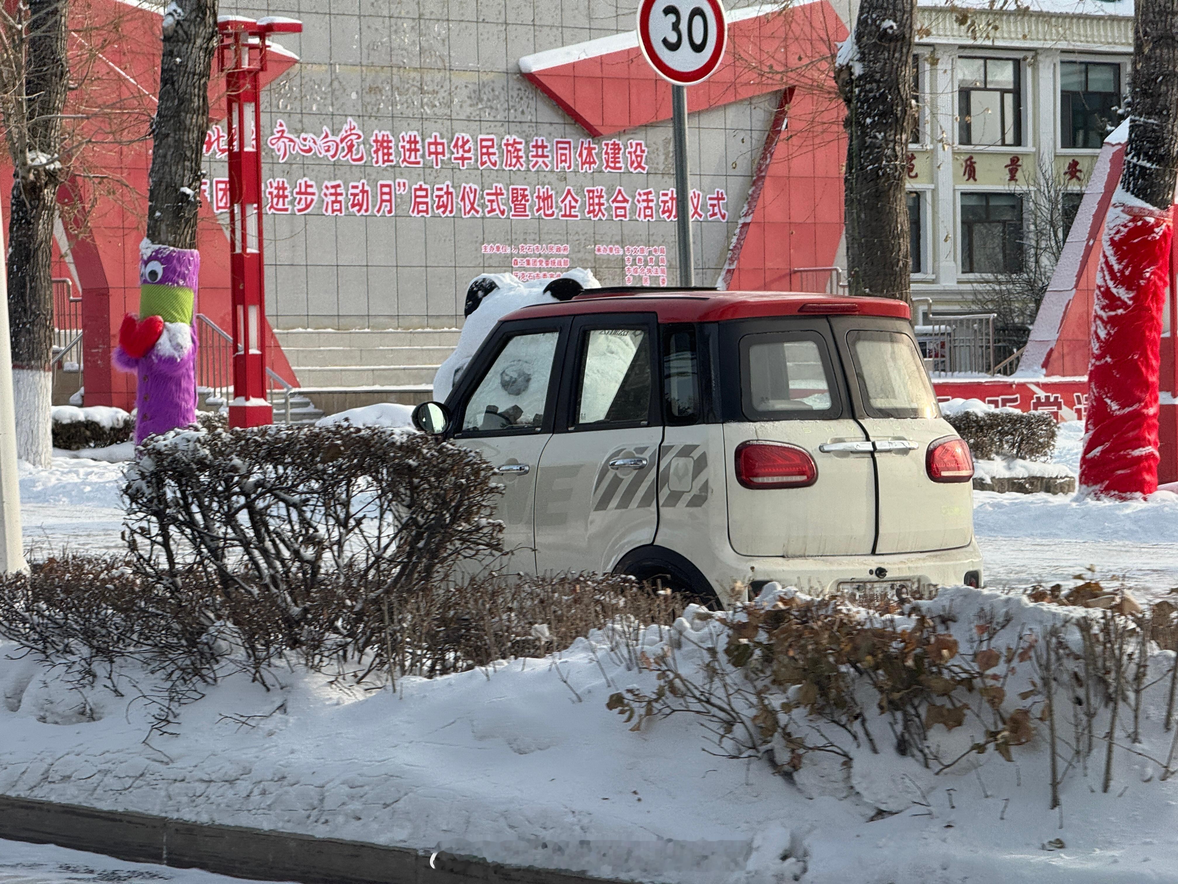 说到我们冰雪选题的一个插曲：本来我们打算再在当地租一台宏光mini EV体验一下