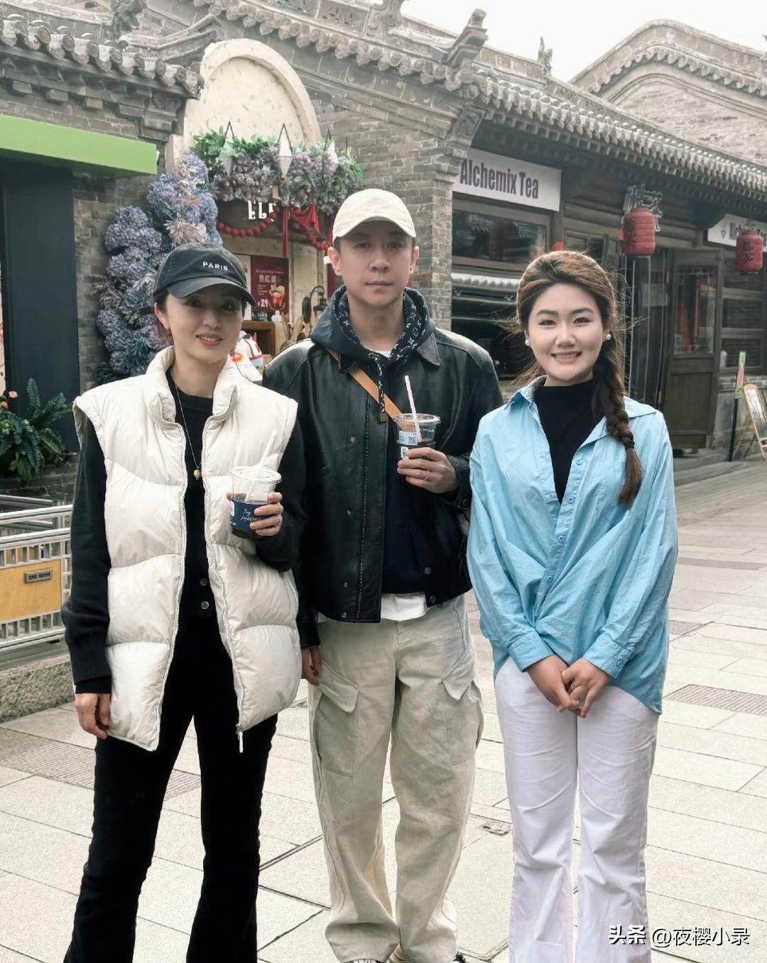 47岁董璇陪老公张维伊回老家山西大同扫墓，夫妻俩一起外出逛街，看起来好恩爱！董璇