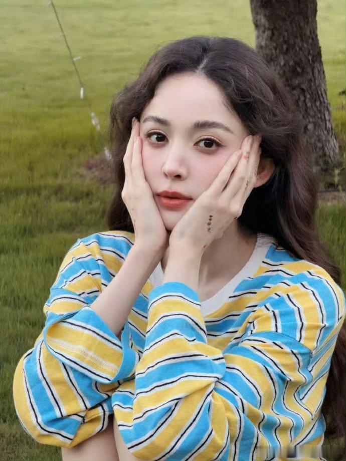 娜扎手背小花纹身贴被娜扎种草的小花纹身贴到货了！贴在手背上，抬手的瞬间像有风吹过