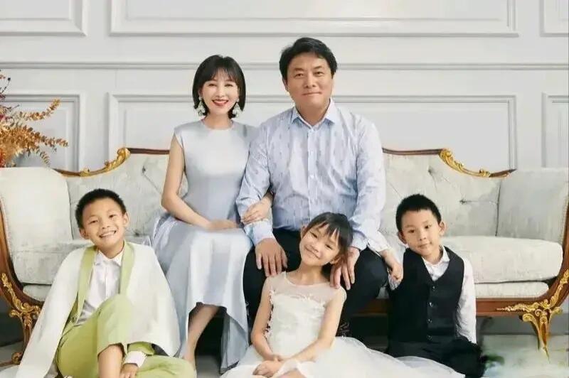 岳丽娜的人生，是为爱赌前程、凭韧劲儿熬低谷、靠实力翻盘、最后活成事业家庭双赢的典