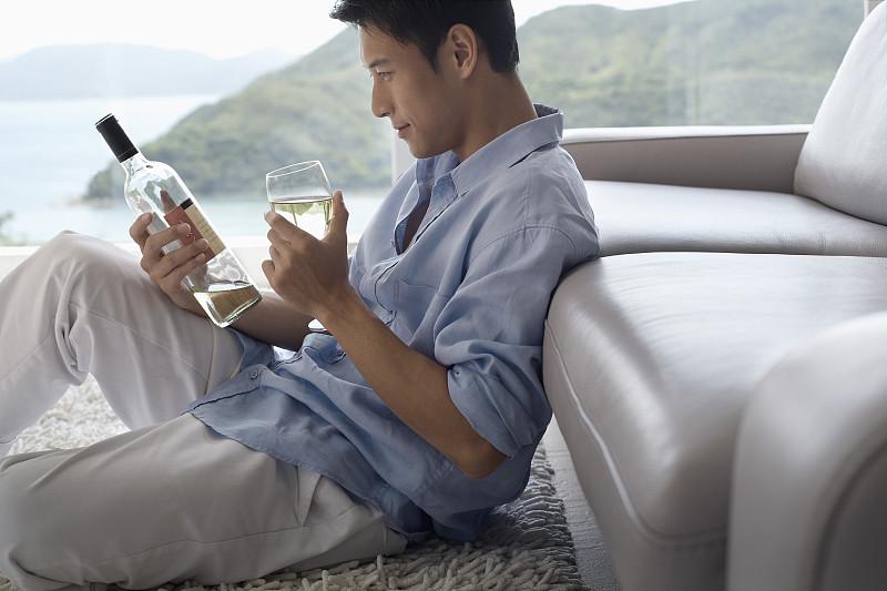 男人到底在乎啥？三年美貌七年性格，答案让人心里发毛

说到底，人这东西见多了自然