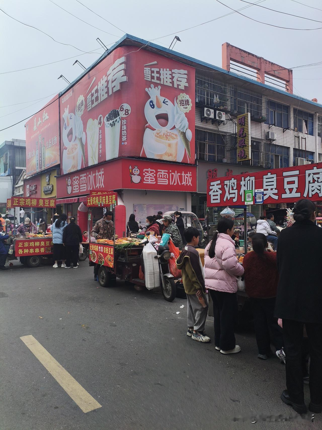 湖北应城，今天是女神节，感觉应城解放路这里比过年还要热闹，不能用人山人海去形容，