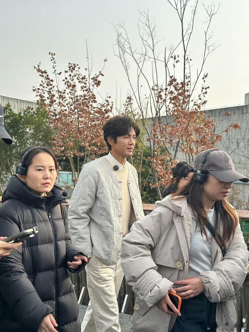 熊猫基地偶遇钟汉良救命！钟汉良在熊猫基地的路透也太帅了，状态好到不像同龄人，慕了