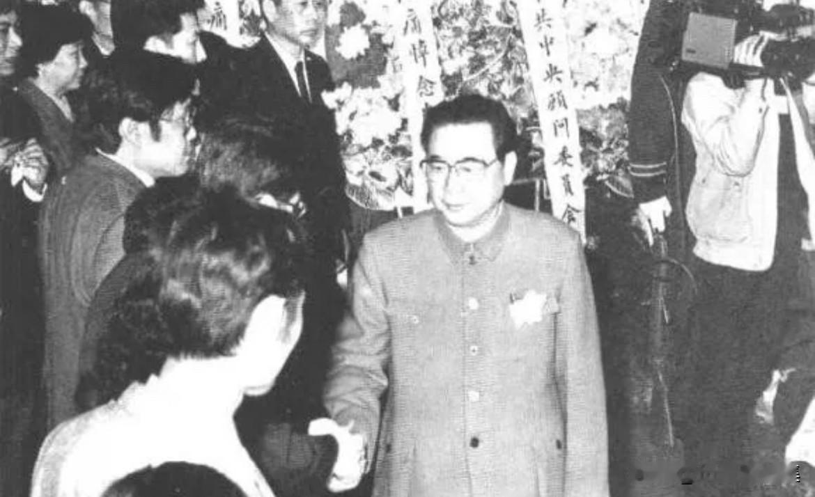 1989年4月8日，时任国务院总理李鹏同志深切悼念肖劲光同志，并向其子女表示慰问