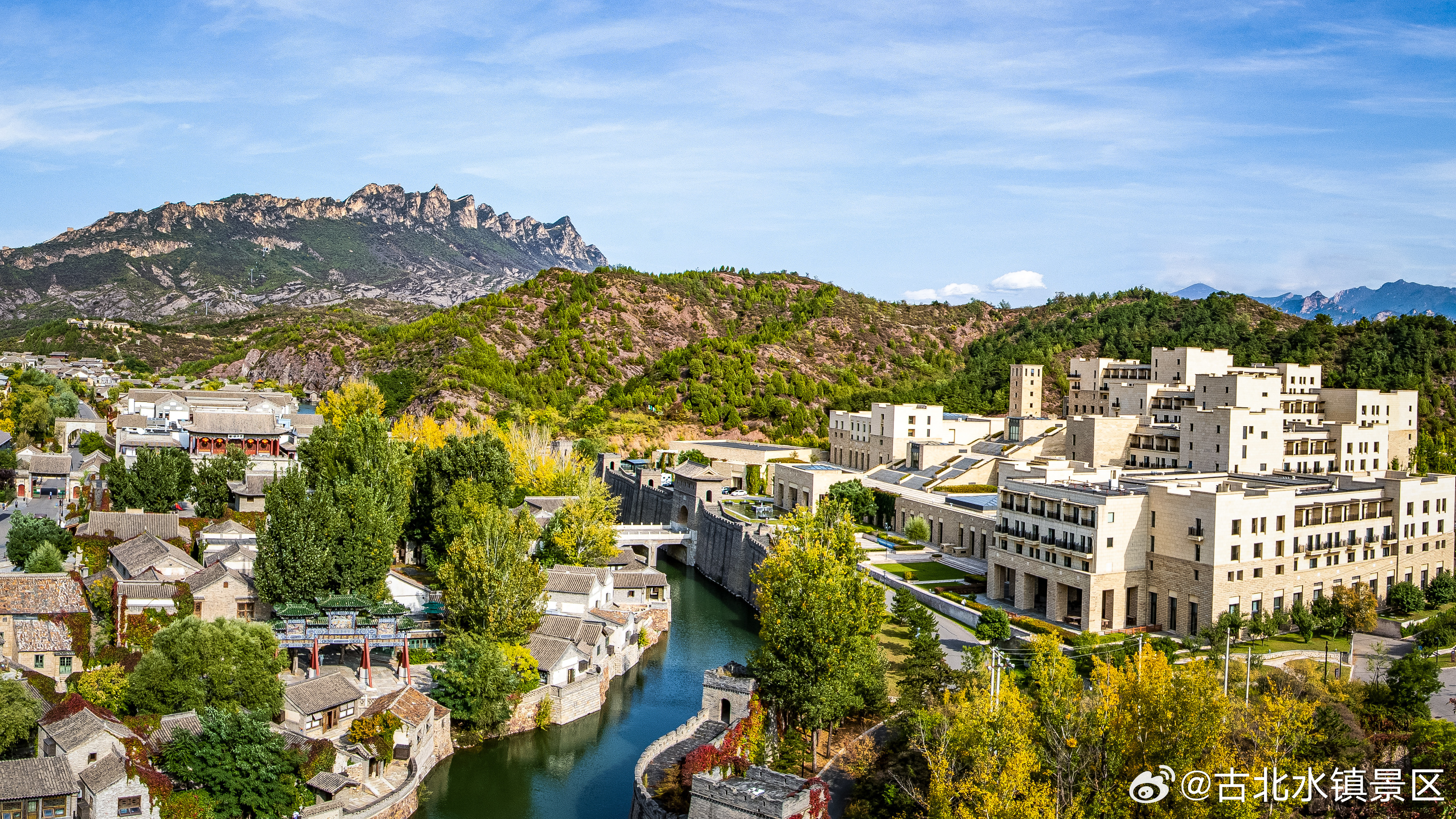 清晨的水面氤氲缭绕长城的剪影慢慢浮现早安，来自长城脚下的第一缕阳光☀️ ​​​
