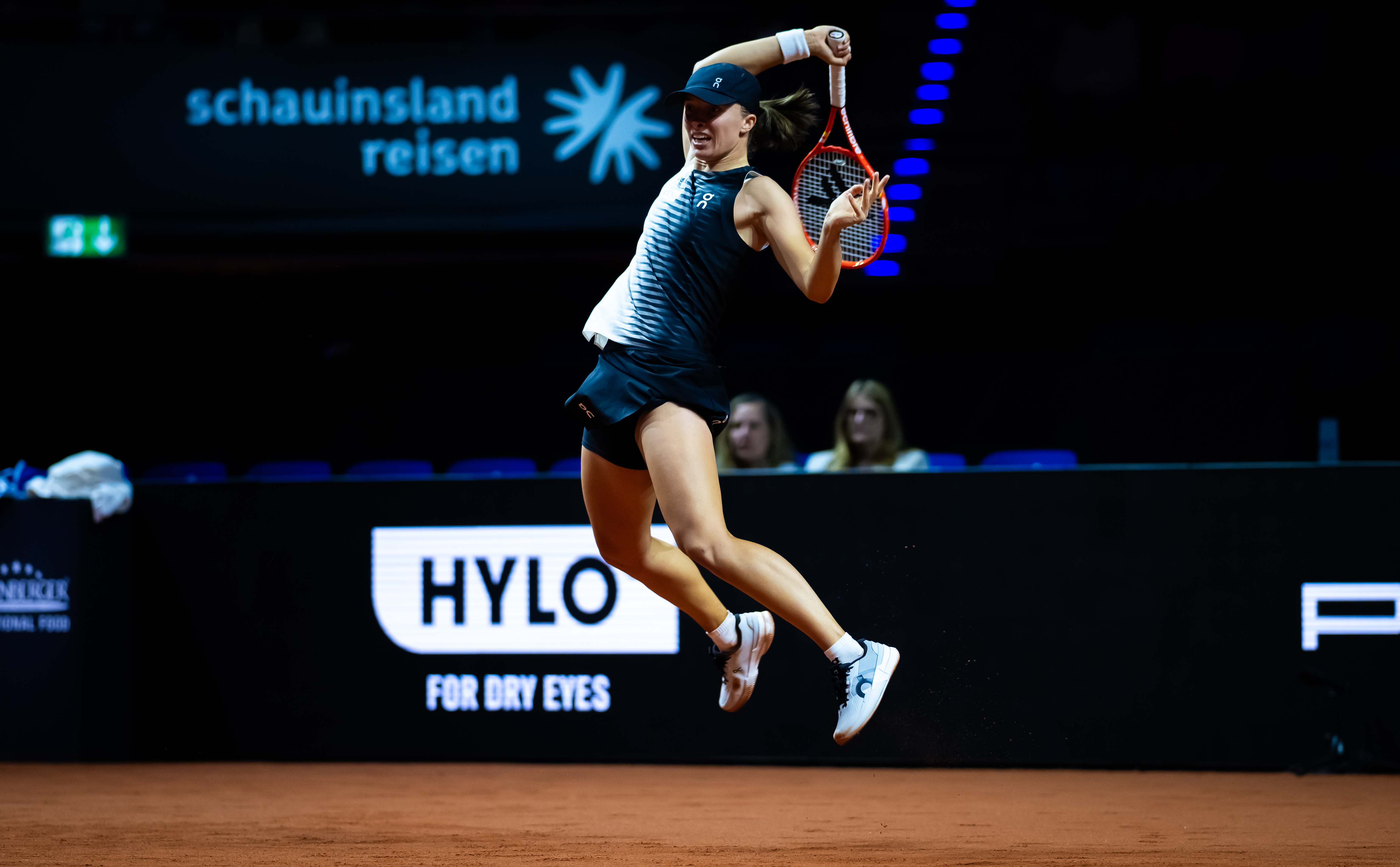 即时战况：正在进行的斯图加特站1/4决赛，斯瓦泰克克服开场0-2落后，首盘6-3