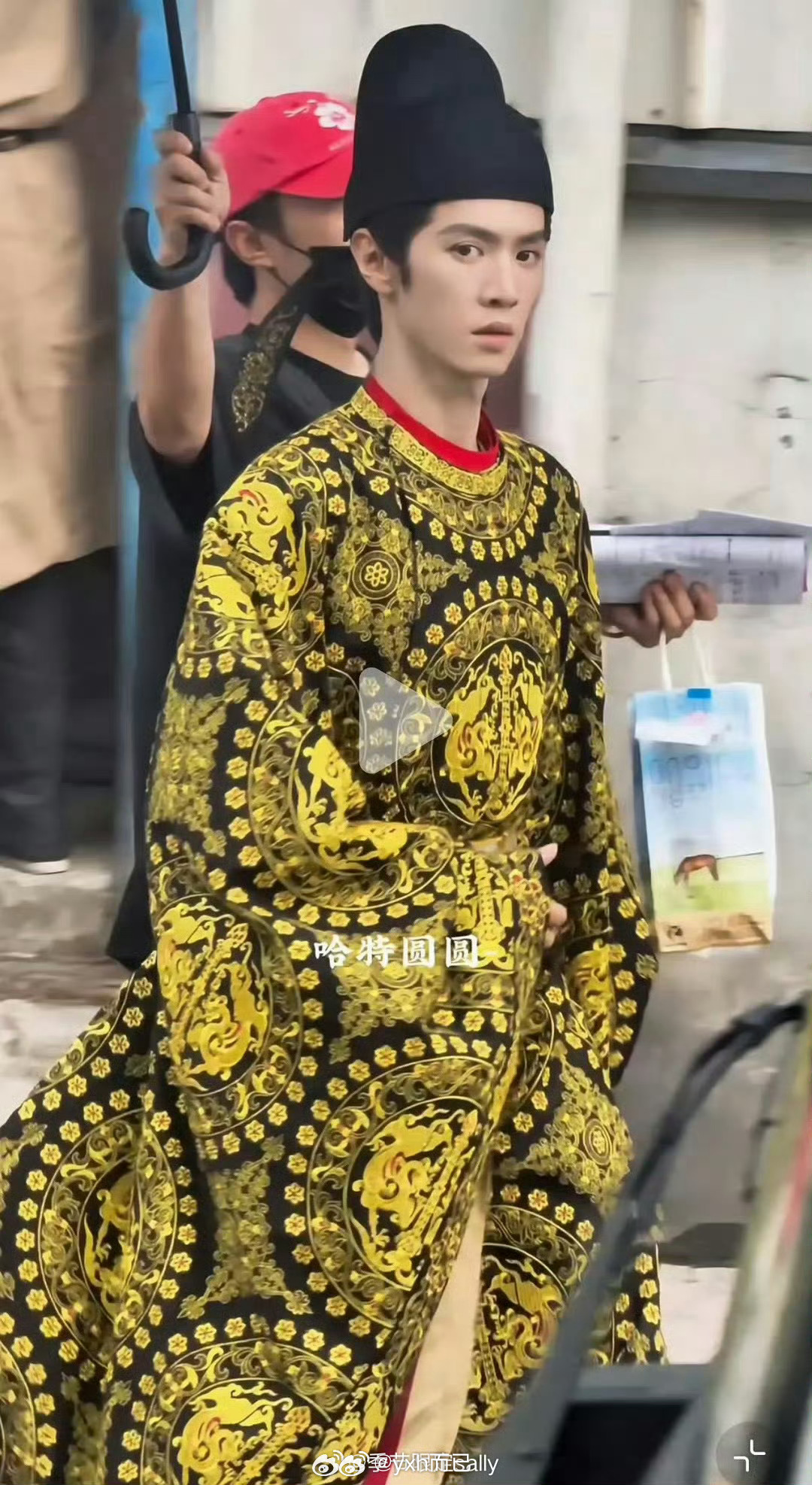 哲远你的衣服怎么又是这种花纹 头晕眼花 ​​​