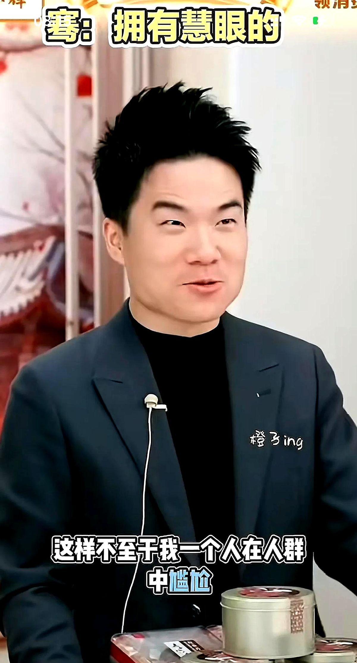 东方甄选昨晚的直播，有个细节特别有意思。
不是卖了几个亿，不是讲了什么金句。
是