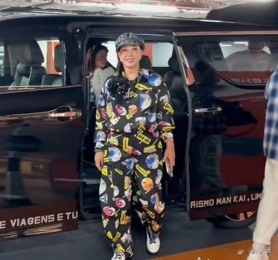 75岁刘晓庆在澳门被偶遇，她打扮时尚，面带笑容，看着像50多岁人！[福][福][