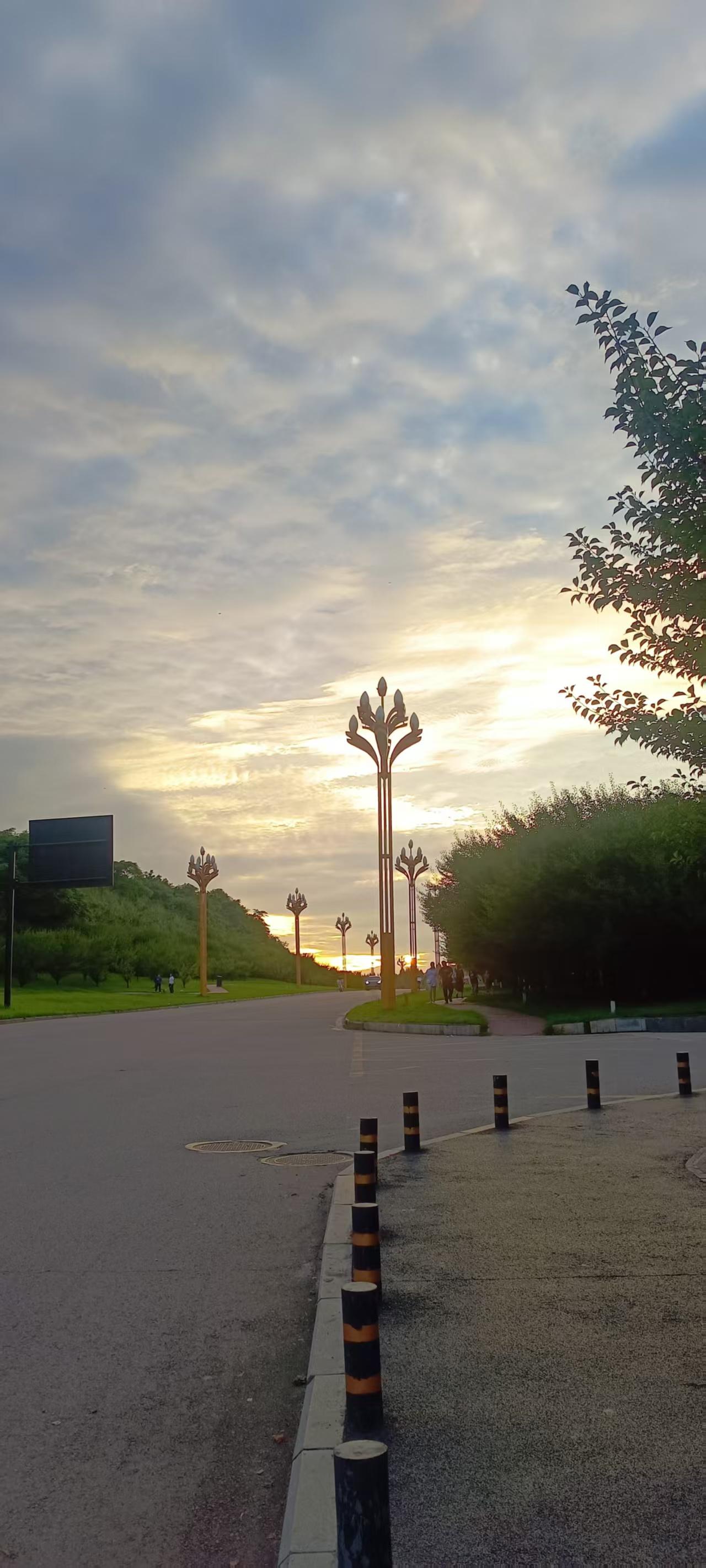 路边停车位不是不可以收费！道路边划停车位收费完全没问题，毕竟现在车多，尤其是某些