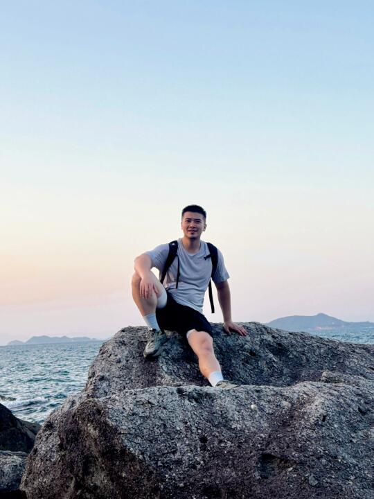 在海边看日落，享受孤独的氛围感