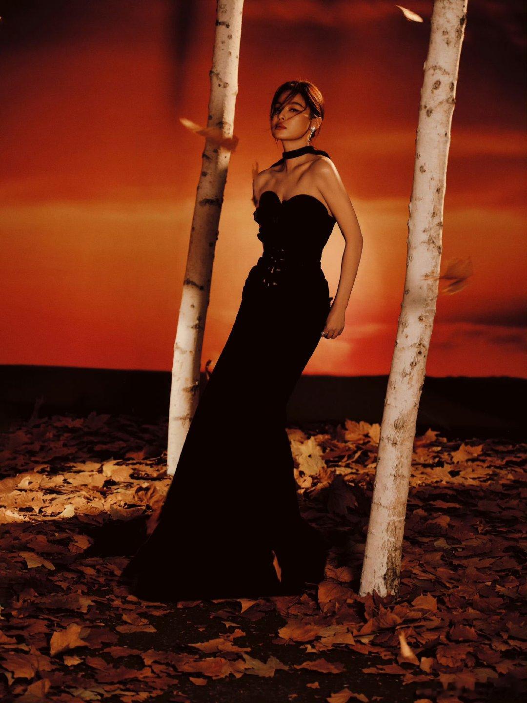 辛芷蕾美成啥样了谁懂啊！辛芷蕾微博之夜这组图是把「氛围感」三个字刻进DNA里了，