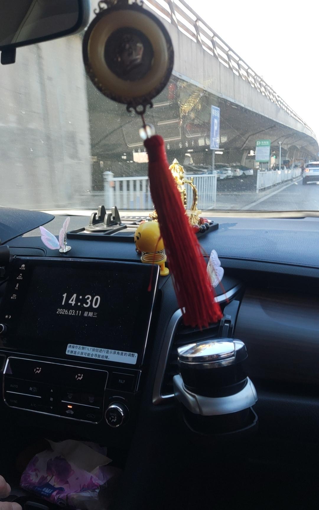 交警队窗口，女人把罚款单往桌上一放：“我骑电动车没戴头盔，这罚我认。但麻烦你们调