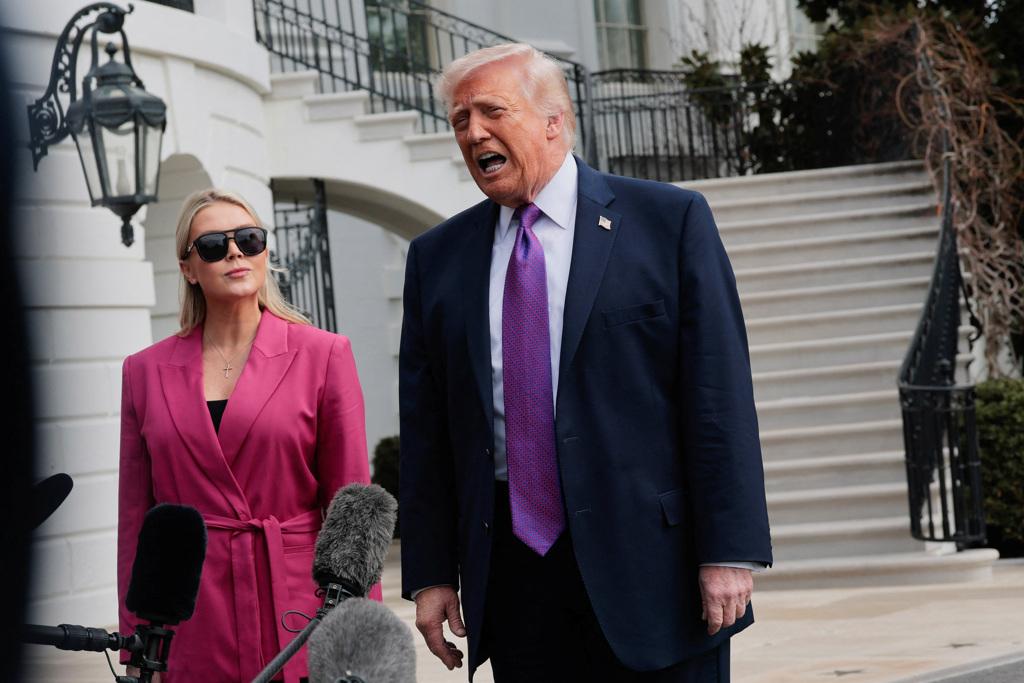 “我们还留着她吗？” 特朗普公开甩锅忠心耿耿的白宫新闻秘书莱维特，将其惨淡支持率