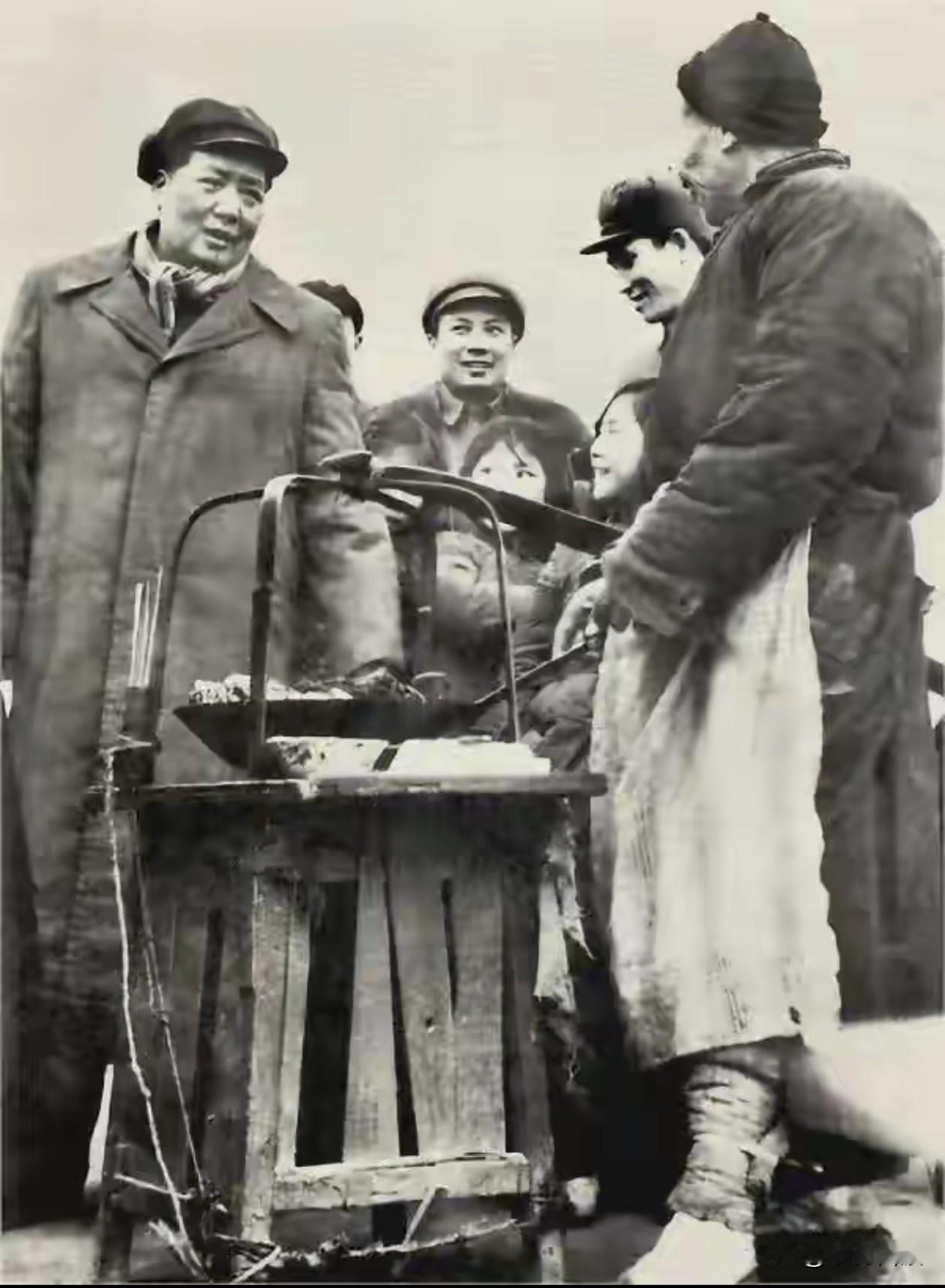 永远跟人民群众打成一片！

这张照片拍摄于1953年2月18日，当时，毛主席在蛇