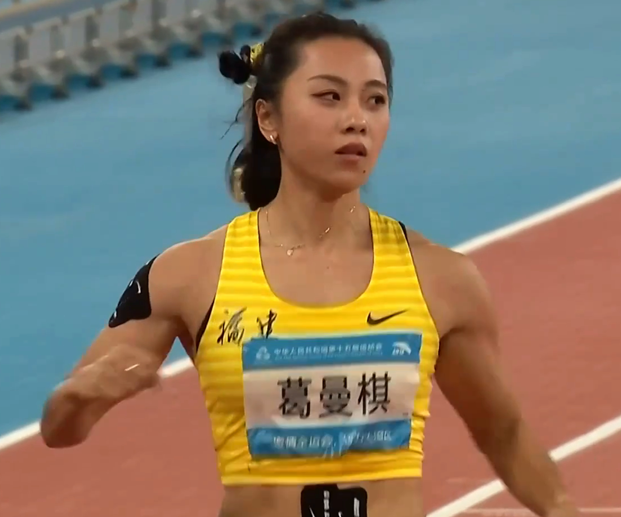女子百米复赛，葛曼棋小组第一，但最后时刻遭遇大腿拉伤，希望没事，可以健康出战稍后