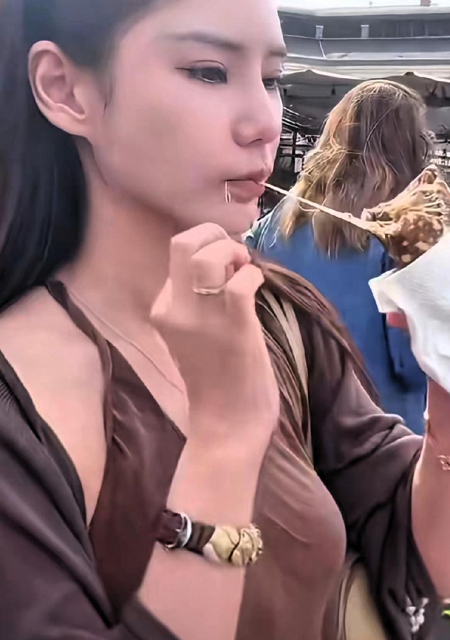 外界热议纷纷，真正护着孩子的温柔，从来都藏在烟火细节里。
 
喧嚣舆论之外，菲总
