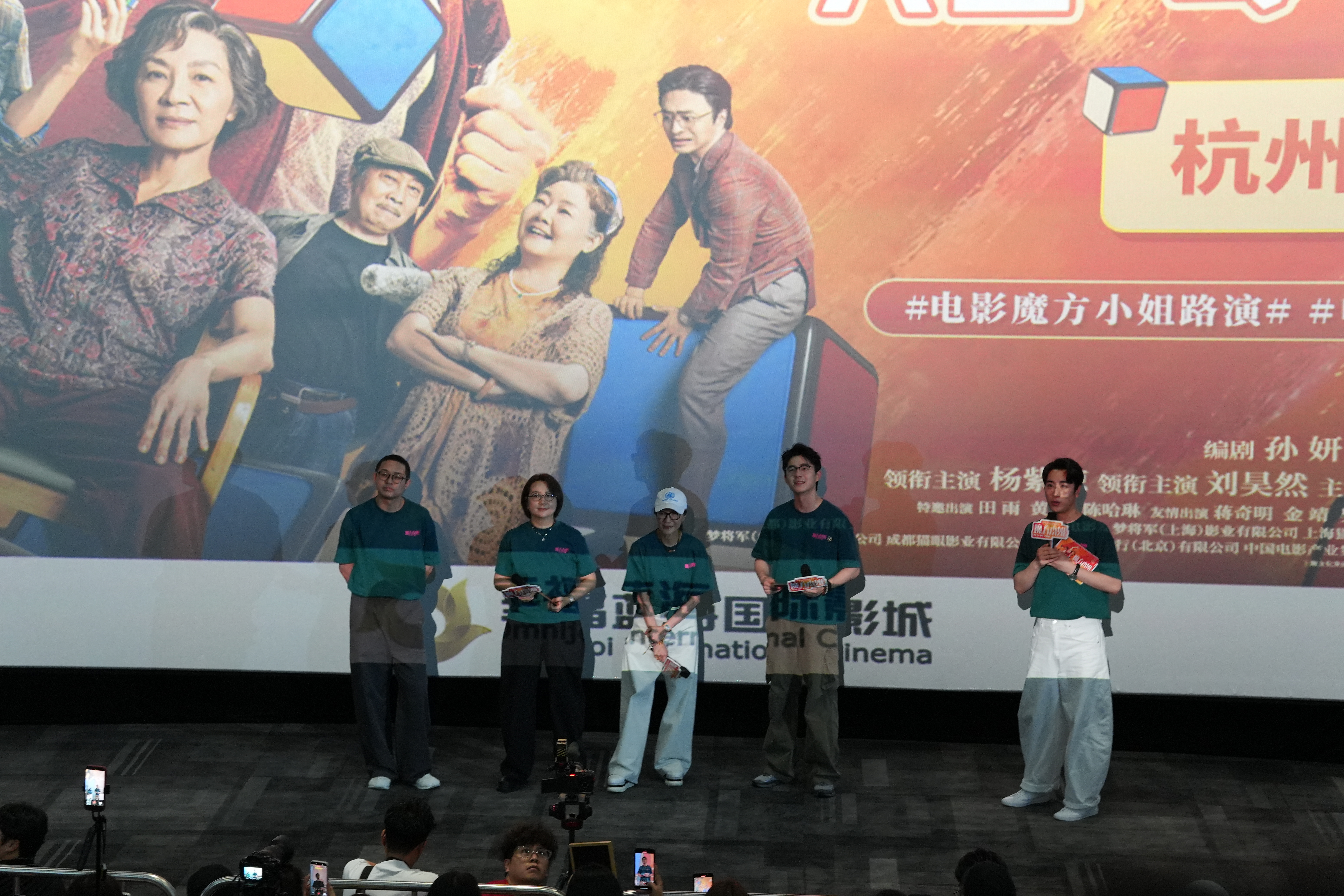 这个小昊然好帅呀妈呀我多久没见到他了怎么这个人依旧这么有魅力我好幸福呀啊啊啊啊啊
