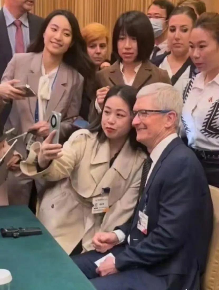 苹果库克来华必有的经典节目
你们说库克看到合影的这台手机竟然是华为Mate60 