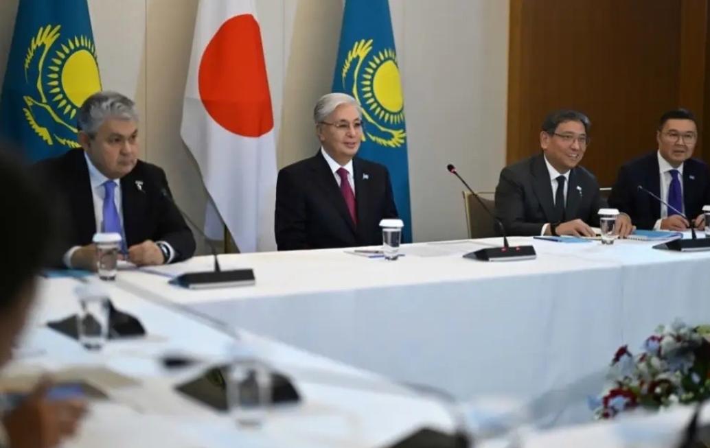 日本这回彻底傻眼了！兴冲冲拉着中亚五国开会，刚签完稀土大单，才发现东西根本运不出