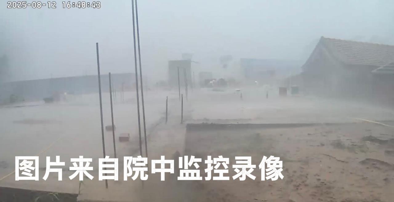 【老家小院的工棚被掀顶】院内在规划建造中，后院的一个工棚用来休息，下午一个狂风暴