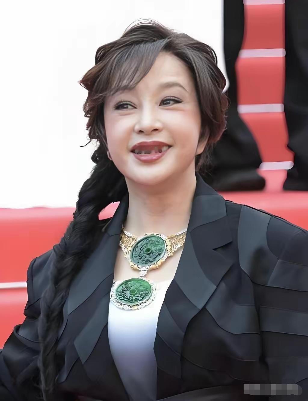 真搞不懂刘晓庆那么有钱，上亿的资产竟然还欠别人的钱。简直令人咋舌！

刘晓庆一个