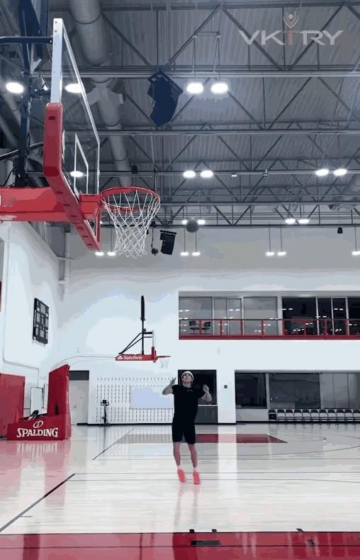 就麦克朗这一扣要是参加今年的扣篮大赛
那肯定又是扣篮冠军了，这舒展度，这动作
还