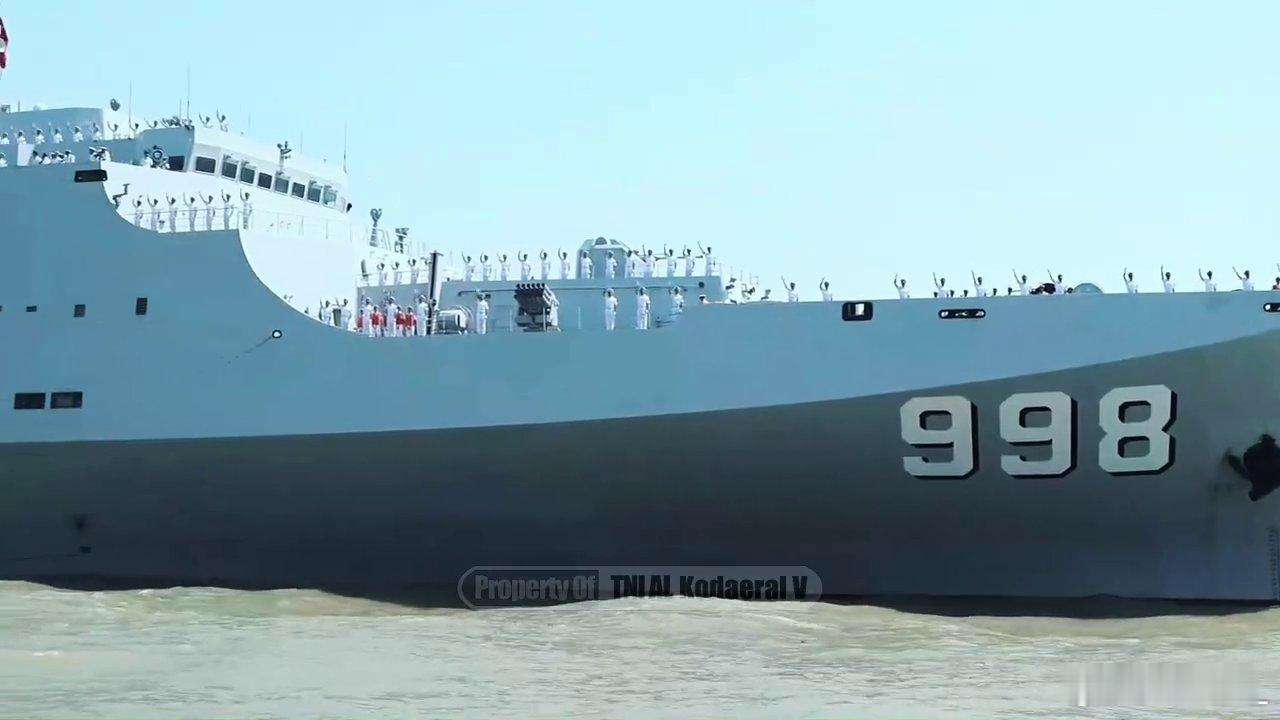 83舰编队驶入印尼泗水港。印尼媒体说中、俄海军舰艇今年都访问过印尼，但美国海军舰