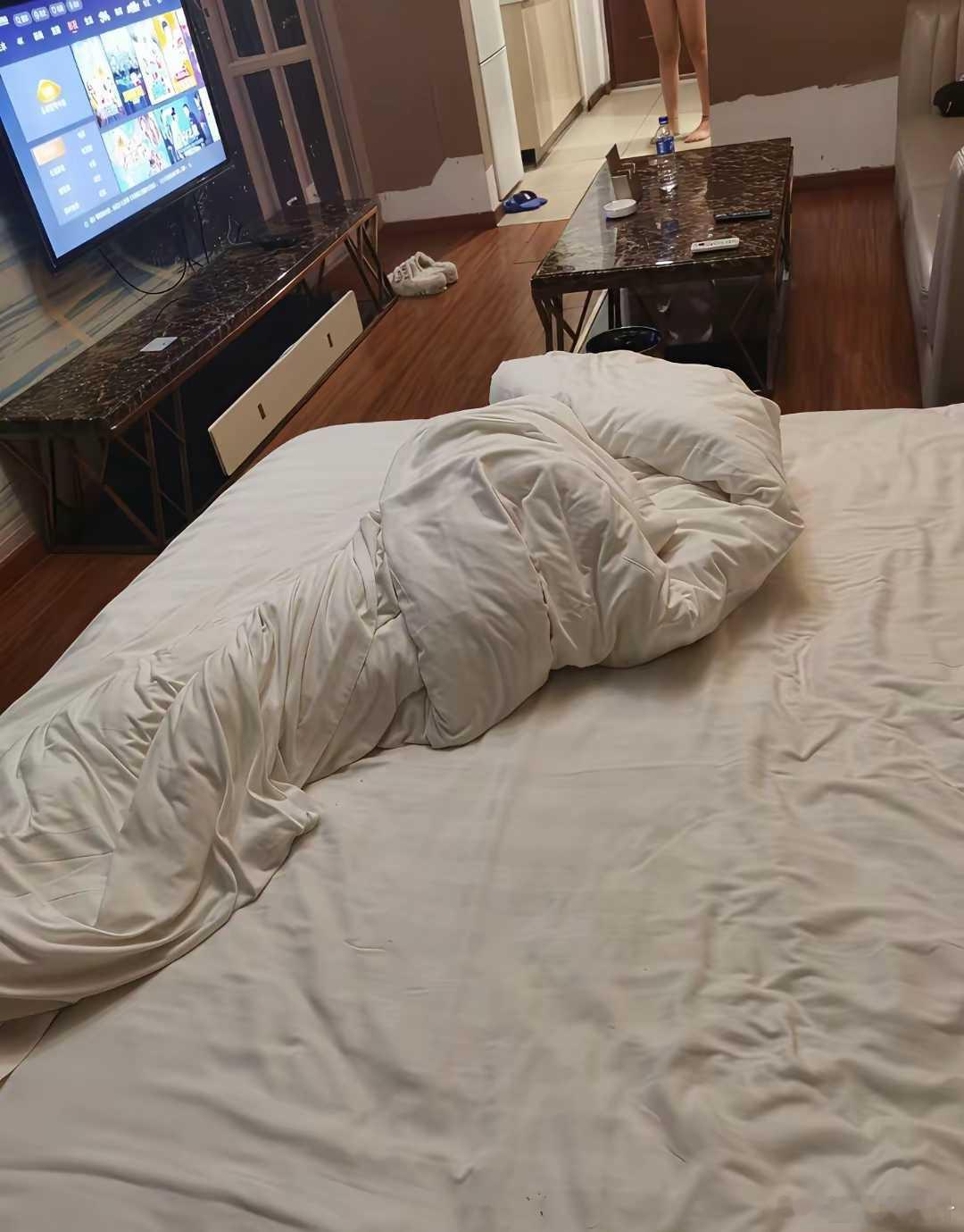 后来才知道，茶几会反光 ​​​