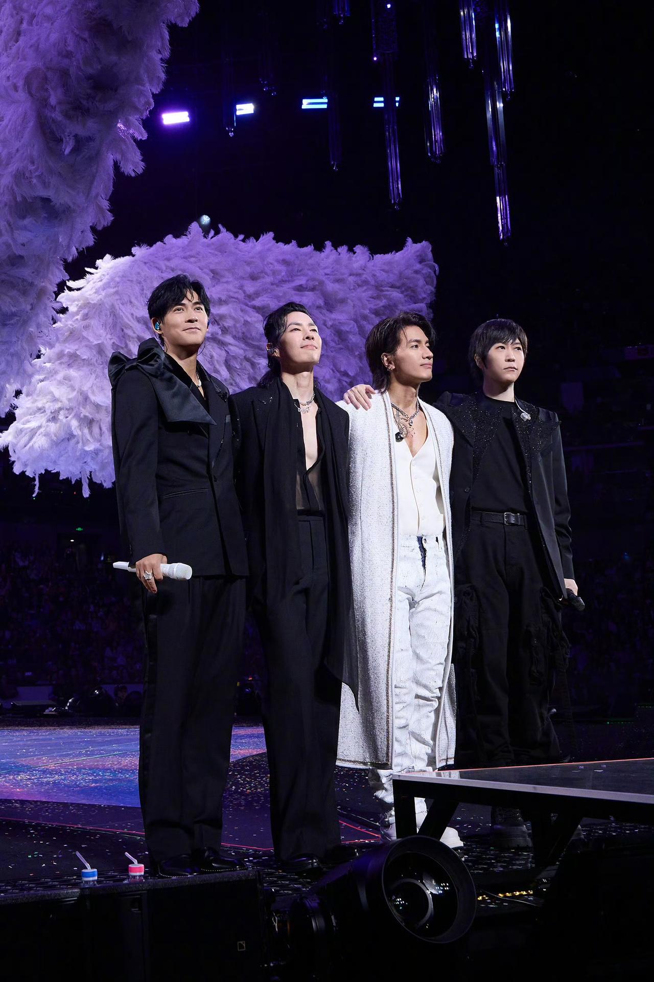 阿信演唱会不慎摔下舞台
一定要小心！