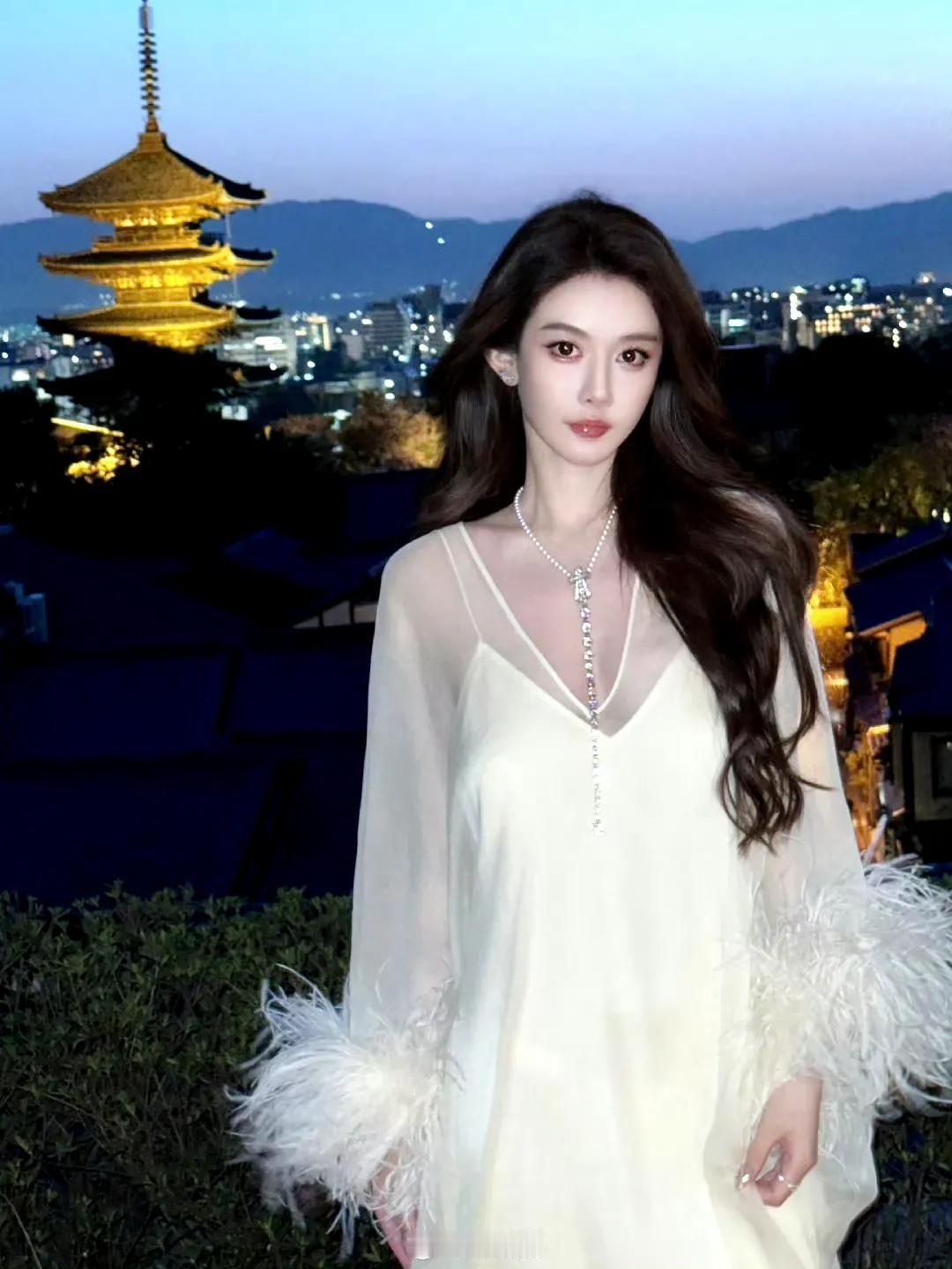 冯绍峰真的是美女收割机。
女朋友一个比一个漂亮。
从倪妮到赵丽颖到现在的小女友。