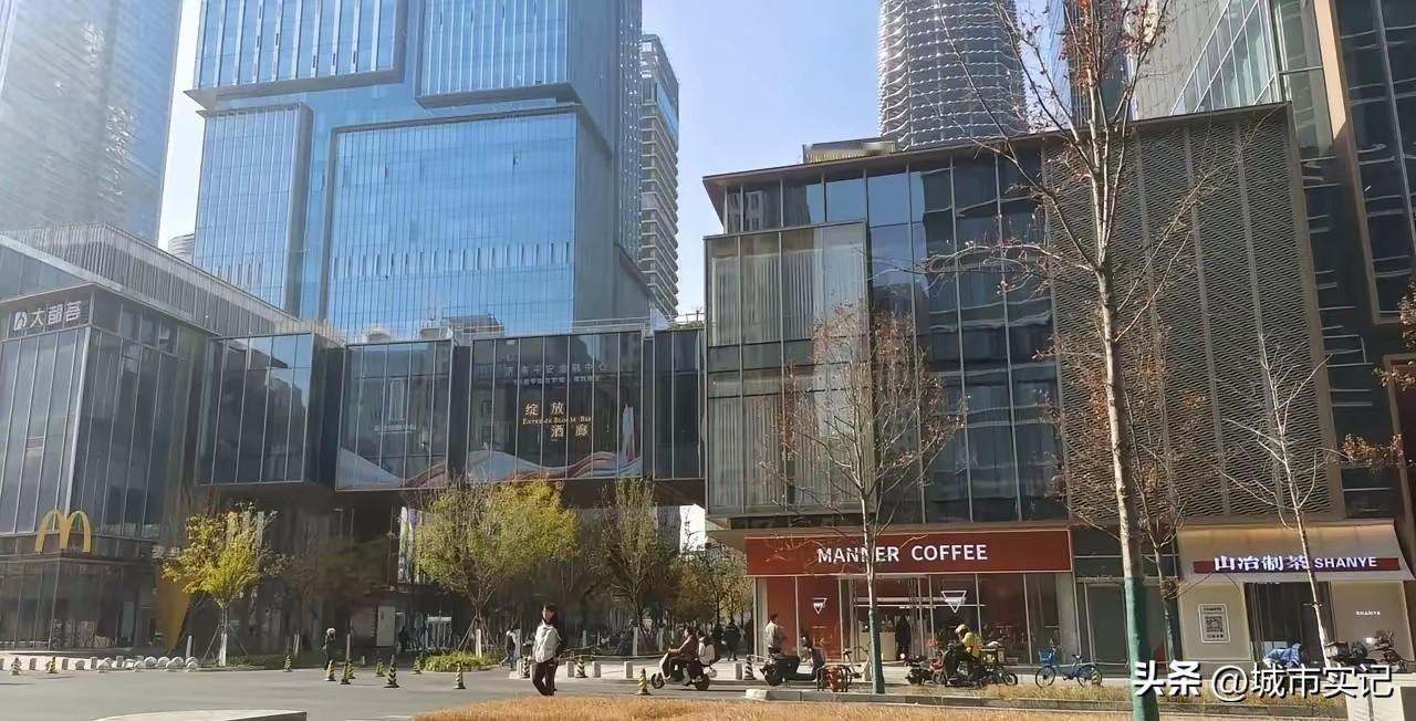 CBD就应该这样，底下有商铺，吃饭，买咖啡都方便，这是济南CBD。
CBD不一定