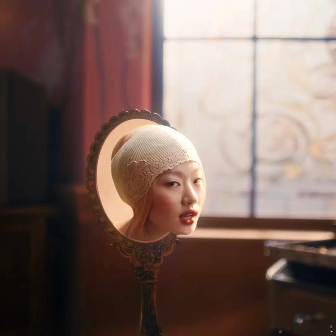 我真的有点欣赏不来艺术了。。单依纯这是想走diva路线吗？ 