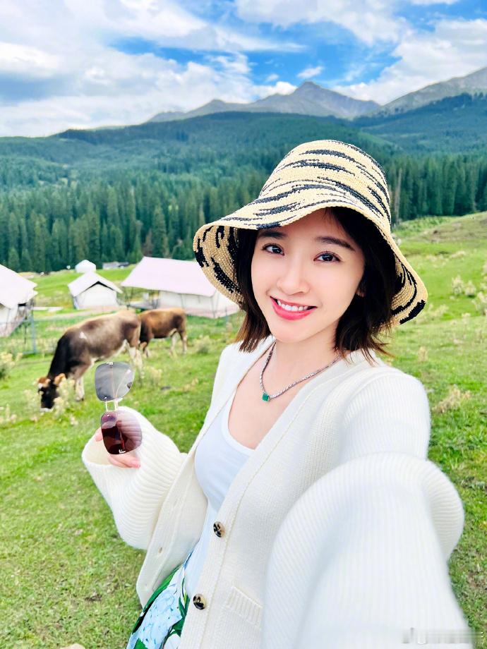 #唐艺昕草原大片##唐艺昕草原花裙子随拍# 唐艺昕在草原上的身影如同一颗璀璨的星