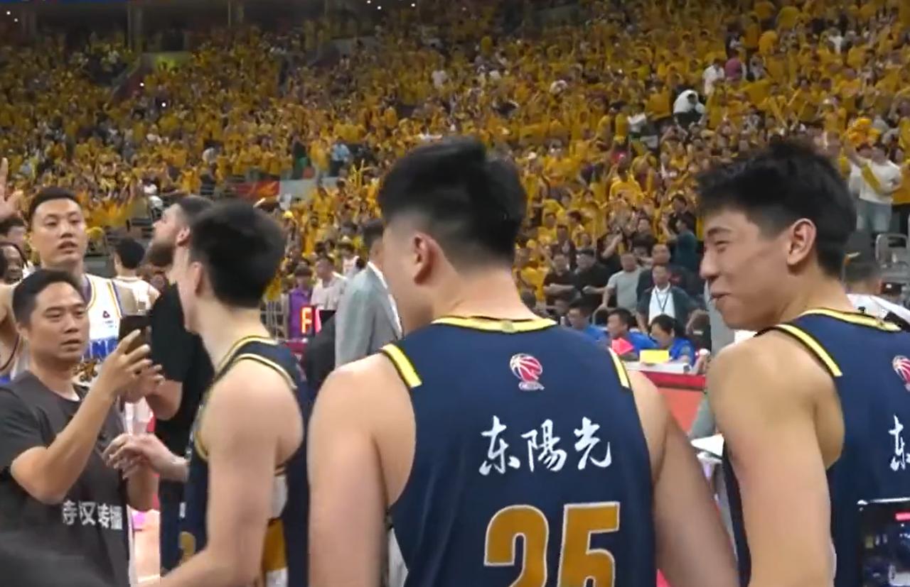 广东队绝杀！三人功不可没，球迷喊话：留下他！
CBA四分之一决赛第二回合，广东队