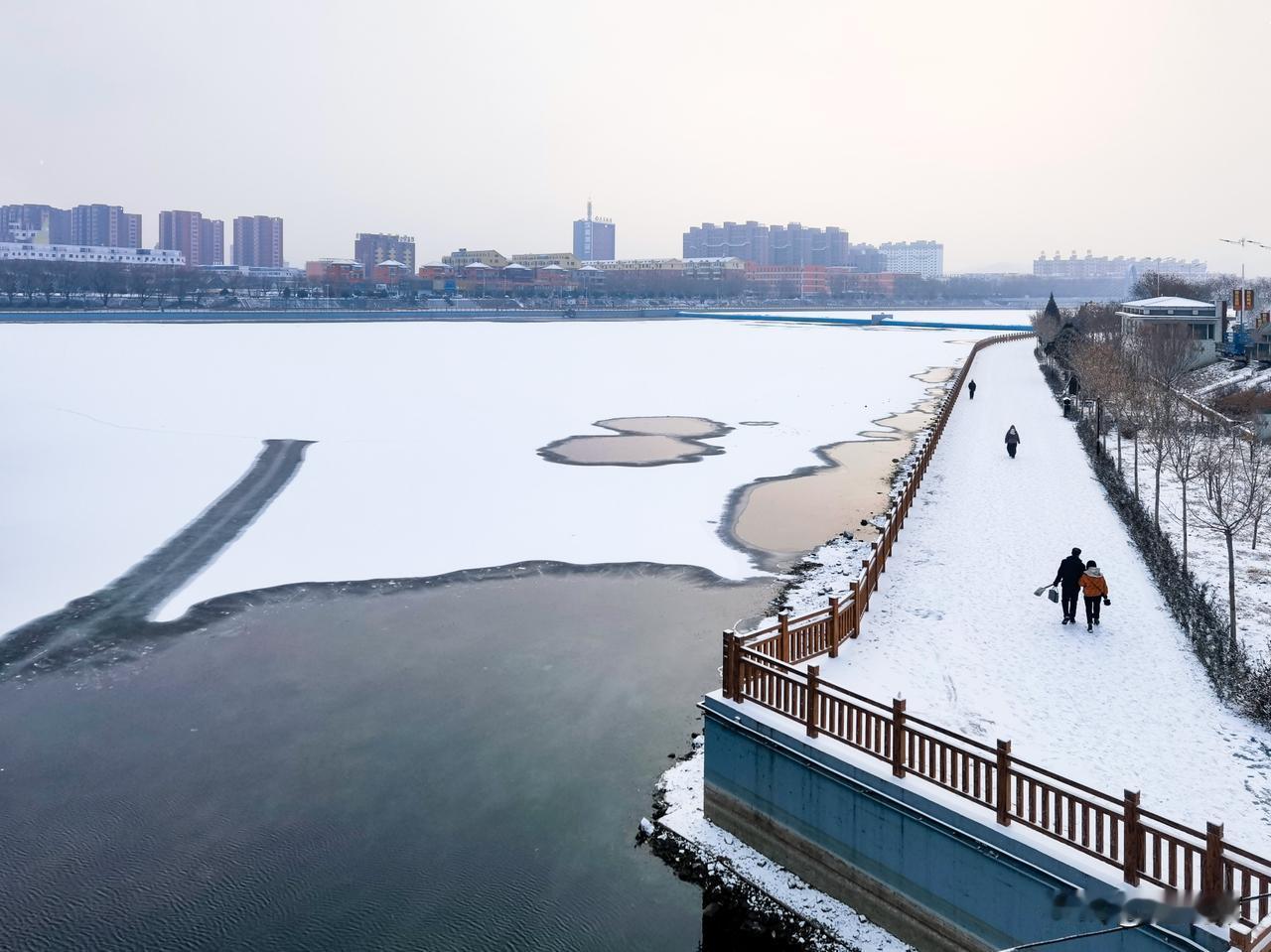 朋友，您拍的雪景也像照片2、3、4、8、9、10那样，蓝蓝洼洼、灰了吧唧吗？知道